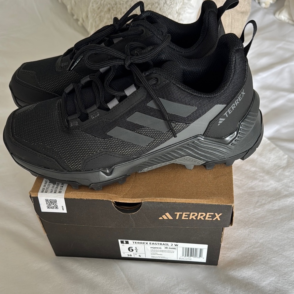 Hiking black sneakers